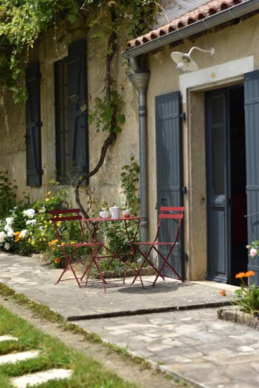 Un jardin et trois maisons